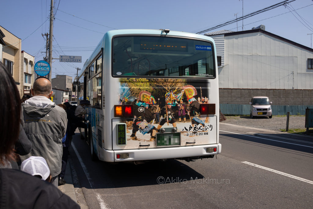 うみねこレール八戸市内線の愛称を持つ八戸線の鮫駅からでるバス