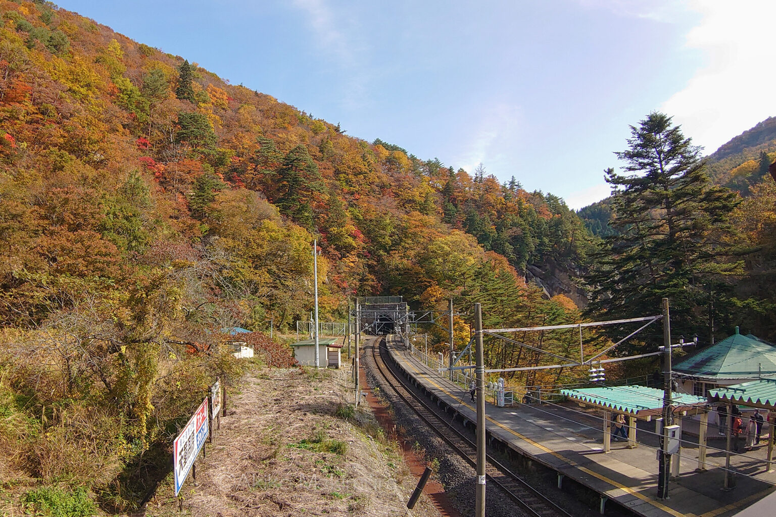 面白山高原駅 風に吹かれて無人駅